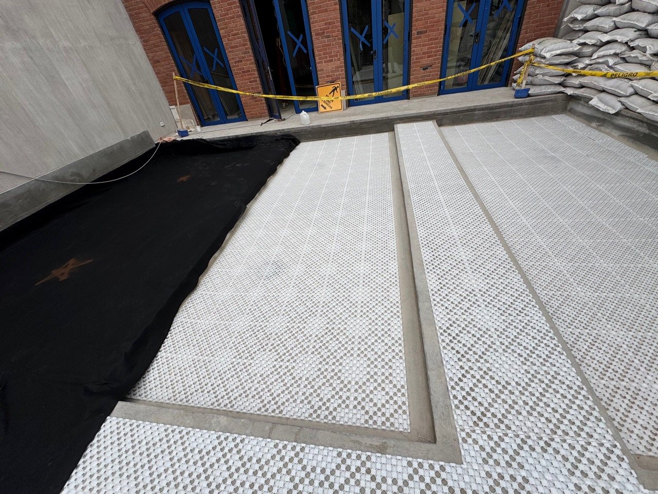 Vista de celdas PlastiDren instaladas en paños de techo verde Casa N
