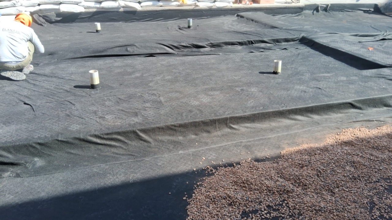 Casa N con geotextil y material granular durante avance de instalación de techo verde