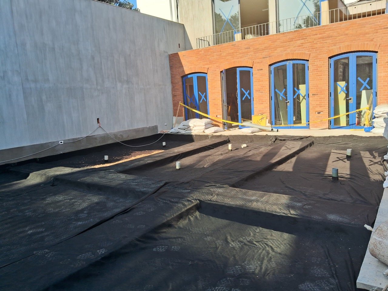 Techo verde Casa N con geotextil instalado sobre sistema drenante