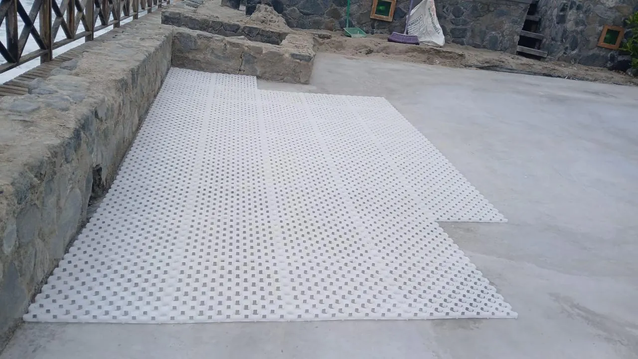 Instalación real de celdas PlastiDren sobre losa preparada