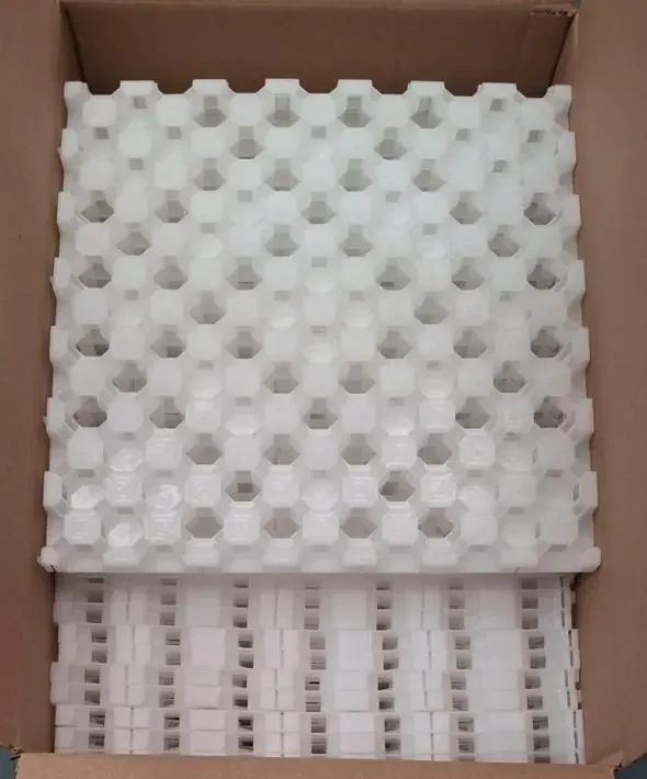 Módulos blancos PlastiDren en caja, mostrando la geometría real del producto